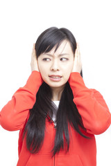 耳を塞ぐ女性