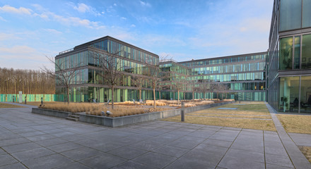 Moderner Bürokomplex Stahl/Glas
