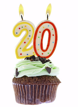 Nummer 20 angezündete Kerzen auf Schokoladencupcake, freigestellt auf weißem Hintergrund