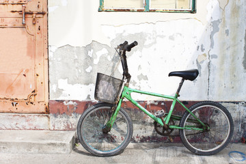 Fototapeta na wymiar Old bicycle along the street
