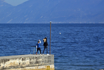 Ragazzi che lanciano sassi