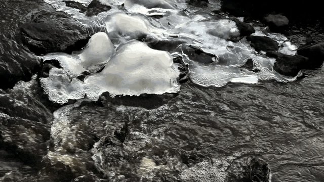 Bachlauf im Winter