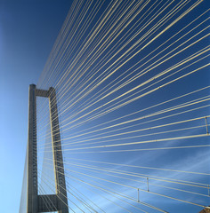 Obraz premium Fragment of the Southern bridge against a clear blue sky.