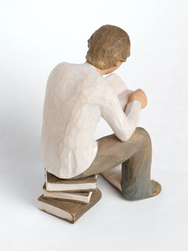 Figur eines lesenden Mannes