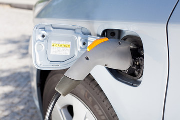 Elektroauto an der Steckdose