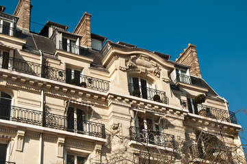 Fototapeta na wymiar Paryskim budynku z balkonami