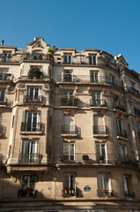 immeuble parisien en coin avec balcons