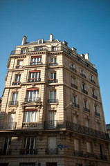 Fototapeta na wymiar Paryskim budynku w rogu z balkonem