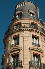 Fototapeta na wymiar Paryskim budynku z balkonami
