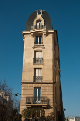 Obraz premium immeuble parisien en coin avec balcons