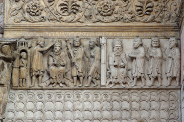 Fidenza, il Duomo, bassorilievi facciata
