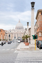 Fototapeta na wymiar widok na Bazylikę St.Peter w Rzymie od Via Conciliazione