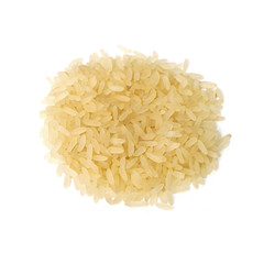 grains de riz sur fond blanc