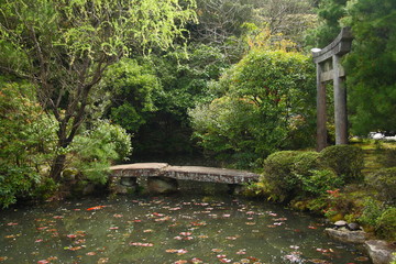 Pont en pierre dans un jardin japonais