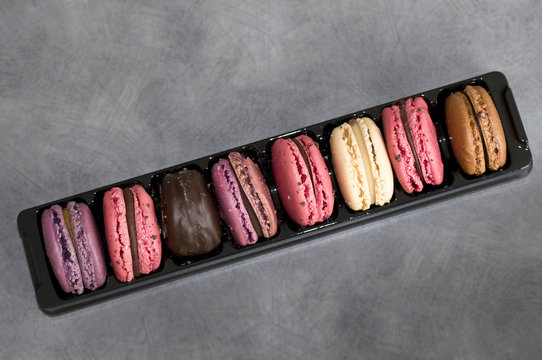 Macarons multicolores align&eacute;s, fond gris