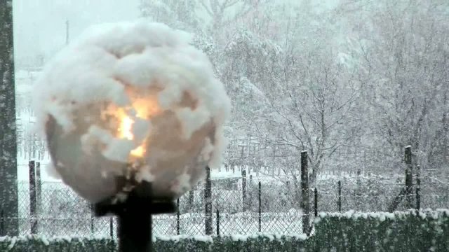 Lampione sotto una fitta nevicata