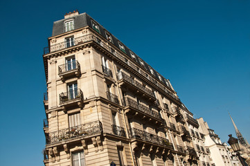 immeuble parisien en coin avec balcons