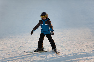 Fototapeta na wymiar Young boy skiing