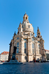 Fototapeta na wymiar Martin Luther pomnik i Frauenkirche, Drezno, Niemcy