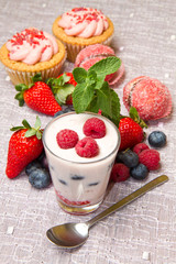 Colazione con yogurt e cupcake