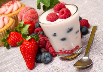 Colazione con yogurt e cupcake