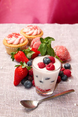 Yogurt ai frutti di bosco e cupcake