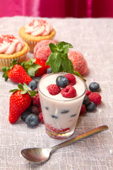 Yogurt ai frutti di bosco e cupcake