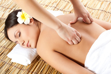 Obraz na płótnie Canvas woman receiving back massage