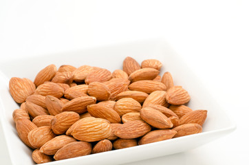 皿に盛ったアーモンド