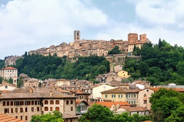 Fototapeta na wymiar View of the historic Tuscan town of Colle di Val d'Elsa