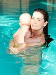 mama mit baby beim baden