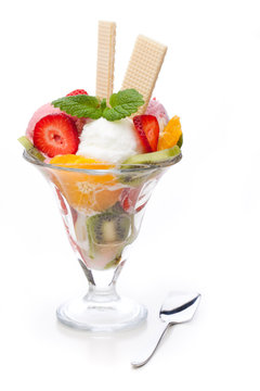 Fr&uuml;chtebecher vor wei&szlig; mit Waffel