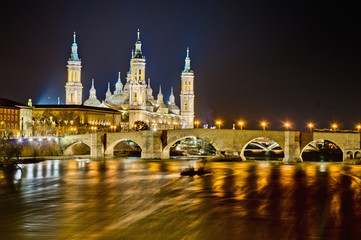 Fototapeta na wymiar Stone Bridge across the Ebro River at Zaragoza, Spain