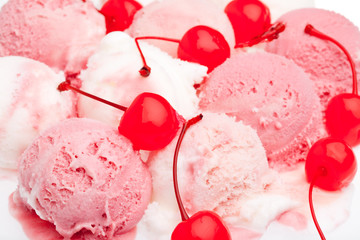 Eiskugeln mit Kirschen