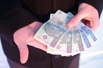 Banknoty w dłoni czarny płaszcz