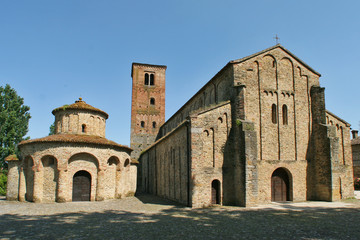 Fototapeta na wymiar Vigolo Marchese, Castell, Abbey i Chrzcielnica