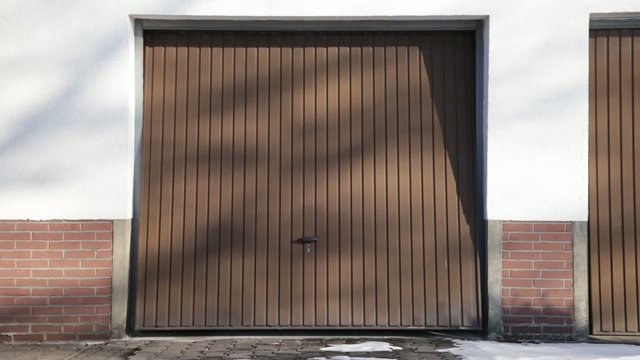 Automatisches Garagentor mit Einfahrt