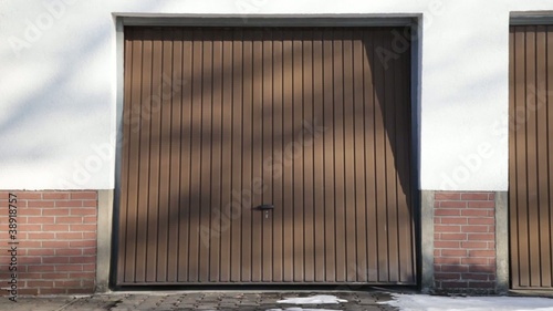 "Automatisches Garagentor mit Einfahrt" Stockmaterial und lizenzfreie