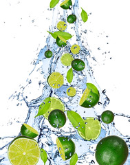 Fototapeta na wymiar Limes objęte plusk wody, samodzielnie na białym tle