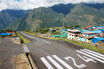 Gordijnen Lukla airport (LUA), Nepal © Jiri Foltyn