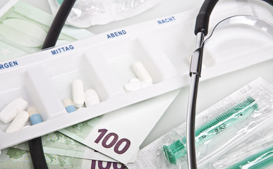 Tablettenration Dosis mit Stethoskop und Geldscheinen