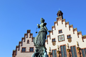 Fototapeta na wymiar Pomnik Sprawiedliwości Lady z przodu Romer we Frankfurcie - Zarodki