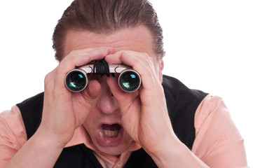 Mann blickt erstaunt durch ein Fernglas