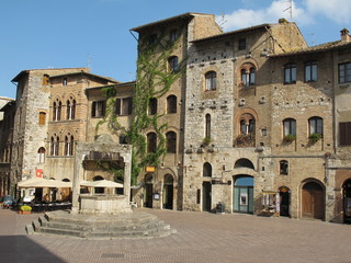 Fototapeta na wymiar Piazza della Cisterna, San Gimignano, Toskana