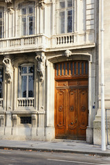 Fototapeta na wymiar Stare drewniane drzwi budynku europejski