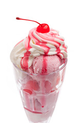 Kirscheisbecher mit Sahne und Cocktailkirsche