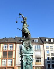 Obraz premium Statue of Lady Justice in front of the Romer in Frankfurt - Germ