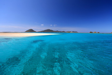 コバルトブルーの海と夏の空