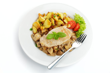 Jägerschnitzel mit Bratkartoffeln