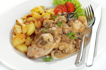 Jägerschnitzel mit Bratkartoffeln